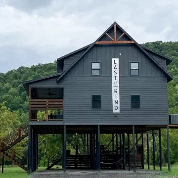 Last of My Kind—NEW modern cabin on the Caddo River and 30 min from Camp Ozark!