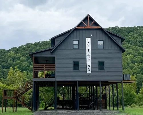 Last of My Kind—NEW modern cabin on the Caddo River and 30 min from Camp Ozark! Hotels in Glenwood
