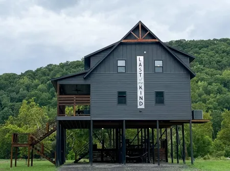 Last of My Kind—NEW modern cabin on the Caddo River and 30 min from Camp Ozark!