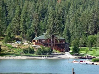 Waterfront Paradise Lodge –Sandy Beach, Private Dock, Near Coeur d’Alene Resort!