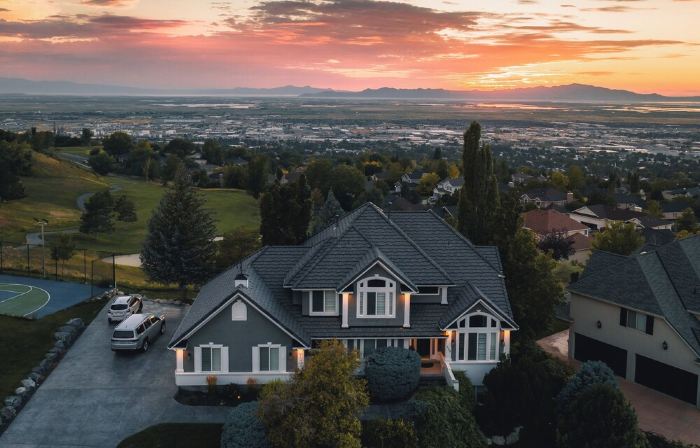 Sunset Views! Indoor Sport Court, Pool table, Golf Course, 12 min to downtown