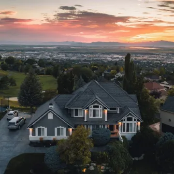 Sunset Views! Indoor Sport Court, Pool table, Golf Course, 12 min to downtown