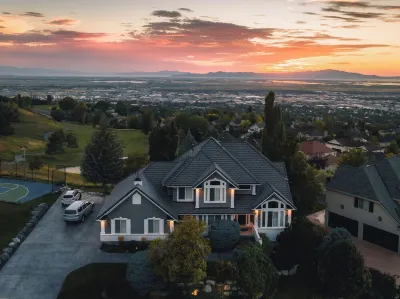 Sunset Views! Indoor Sport Court, Pool table, Golf Course, 12 min to downtown فنادق في 