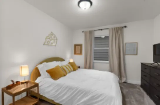 The Suncatcher- Steps to Lake Michigan. Pet Friendly & Fully Fenced