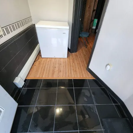Quiet, private, 1 bedroom, studio in great part of town. Old recording studio!