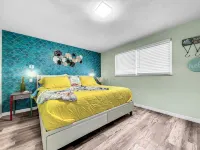 Newly renovated  Cozy Beach Cottage B 1/2 of a duplex, 3min walk to beach