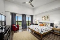SKYHOUSE Guadalupe: Cliffside Pool Above the River