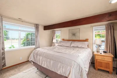 Hobby Farm Home shares Hobby Farm Apartment property 888573. Rent both!