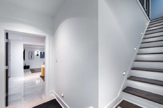 The Whitehouse SuiteYour Personal  Entertainment Space!