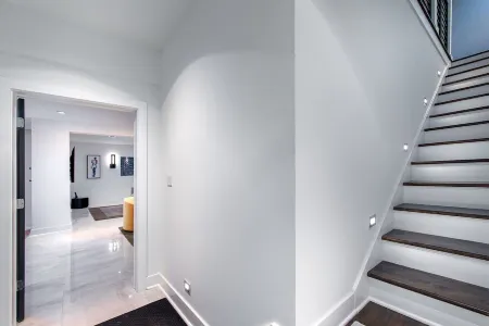 The Whitehouse SuiteYour Personal  Entertainment Space! Отели рядом с достопримечательностью «Кармель Клей Ветеранс Мемориал Фридом Серкл»