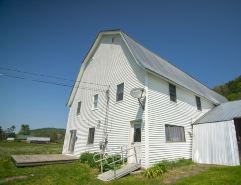 Cozy renovated barn apartment on first floor