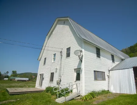Cozy renovated barn apartment on first floor
