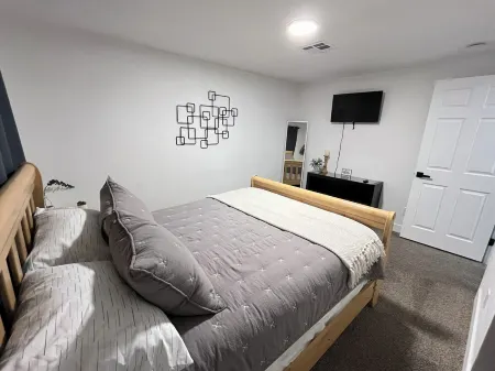 MDRN 4BEDRM House in Las Vegas, 10mins from airport Отели рядом с достопримечательностью «Парк Кларк Уэтлендс»