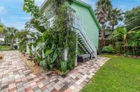 Cozy 2nd floor, steps to beach, right off A1A Beach!
