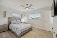 Peaceful home on the canal. Lively waterway great for fishing & boating. Các khách sạn gần Warm Mineral Springs Park