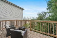 NEW! 2BR Apt w/ NYC skyline views, 30 min to NYC!