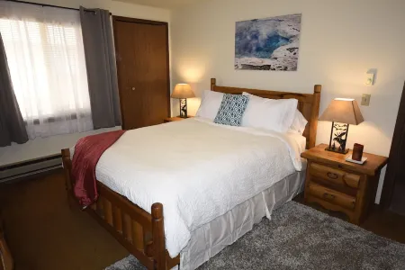 West Edge Retreat - A wonderful Townhouse in West Yellowstone Отели рядом с достопримечательностью «Chamber of Commerce of West Yellowstone»