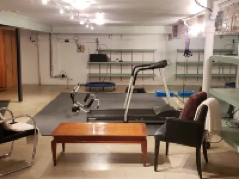 Cozy 2 bedroom house/w garage in Skokie โรงแรมในสโกกี