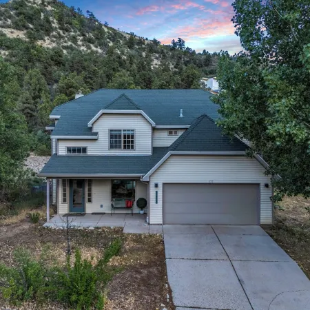 Zion Luxe Family Escape: HotTub, Games, Sleeps 14