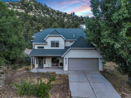 Zion Luxe Family Escape: HotTub, Games, Sleeps 14