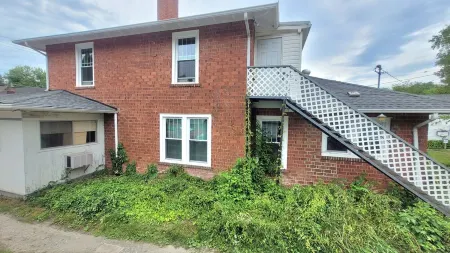 Vintage One Bedroom with Living/Kitchen