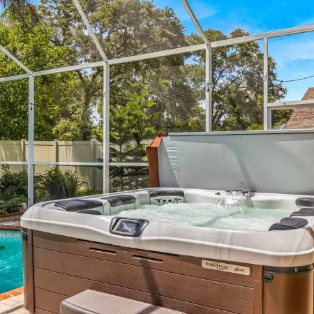 Cozy retreat in Spring Hill, 3 beds, 3 baths w/heated Pool  and Hot Tub