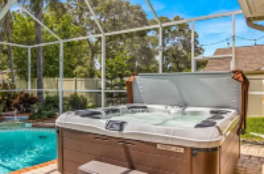 Cozy retreat in Spring Hill, 3 beds, 3 baths w/heated Pool  and Hot Tub