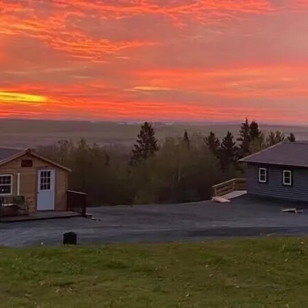 Beautiful Cabin Sleeps 4(up to 6) w/direct access to snowmobile and ATV trails!