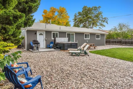 Relaxing Hot Tub! Great for Families or Business - Perfect Location!