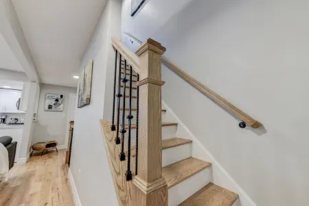 Spacious Downtown 2BR w/ Parking Отели в г. Принстон