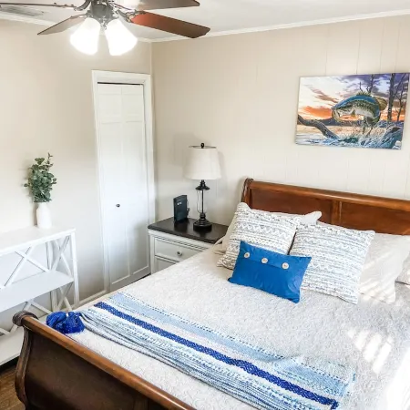Beautiful 2 story house overlooking the water. Has arcade & Close to the springs