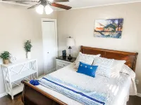 Beautiful 2 story house overlooking the water. Has arcade & Close to the springs