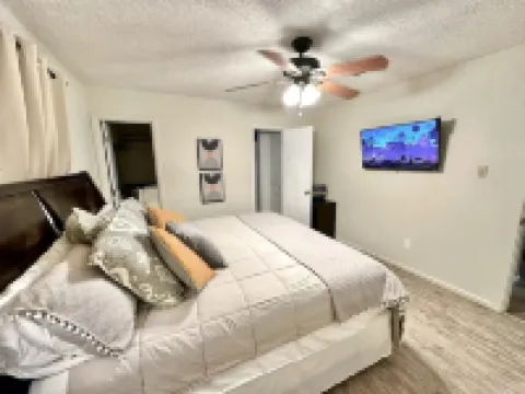 Sleeps 19 ♨Hot Tub♨Game Room!♨3 TVs ♨Fun Backyard♨Central♨