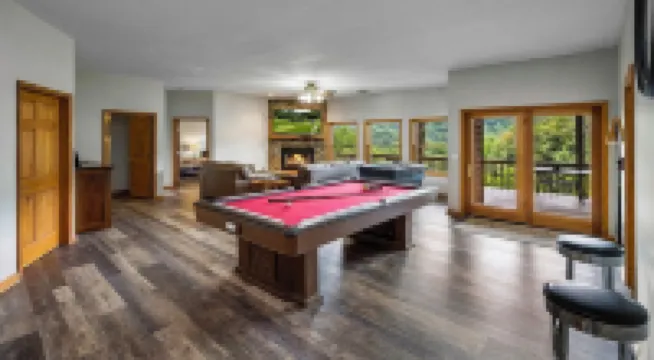 4-Bedroom Mountain House w/Golf Course View, Hot Tub, Pool Table, & Foosball!