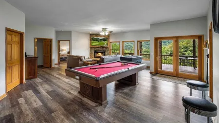 4-Bedroom Mountain House w/Golf Course View, Hot Tub, Pool Table, & Foosball!