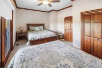 New Modern Mountain Condo with Vista Mountain Views, Large Deck, Washer & Dryer!
