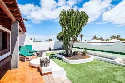 OPPORTUNITY! Stunning exclusive Villa next to the sea Hotel in zona Castillo de San Gabriel