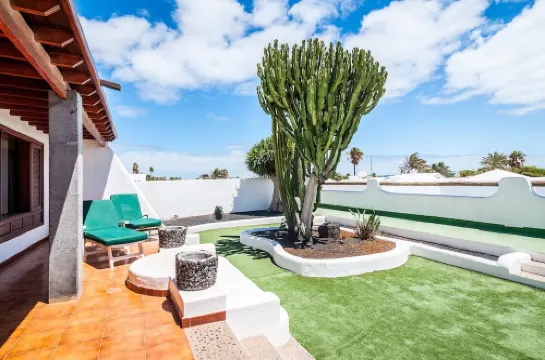 OPPORTUNITY! Stunning exclusive Villa next to the sea