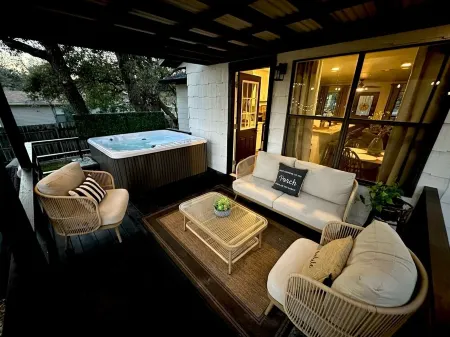 Tx Hill Country Lake Home & Casita🏡 Hot-tub, 🦮 friendly, fenced backyard. Отели в г. Комаль