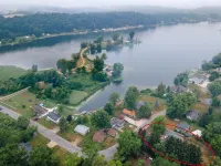 Lake front home with access to two lakes, large yard and RV hookup available! Hotels in Barry County