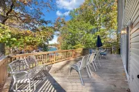 Shangri-La -dogs friendly, firepit, wifi, 2 kayaks, 2 kitchens, and a Pool Table