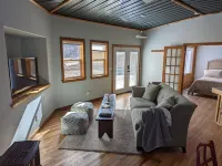 Calamity Jane's Hideaway 1-Bedroom, 1-Bath, Huge Deck, Close to Main Street Hotels in Custer County
