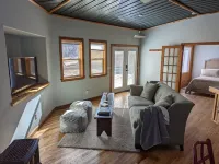 Calamity Jane's Hideaway 1-Bedroom, 1-Bath, Huge Deck, Close to Main Street