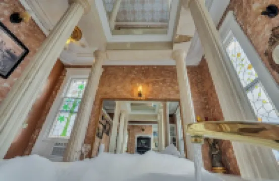 Family Friendly, Historic Mansion Row, 5 min from Louisville!