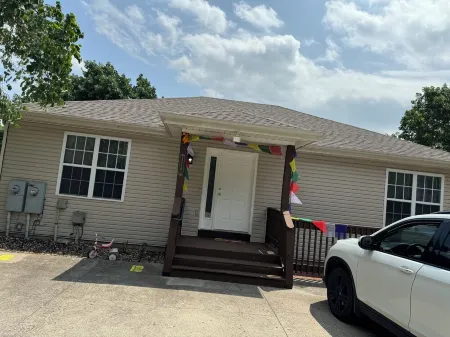 Cozy house close to the Branson strip and all golfing courses! kids friendly. Отели рядом с достопримечательностью «The SKY Deck at Parakeet Pete's Waterfront Zipline»