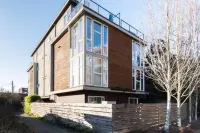 Walk to Space Needle from a Cap Hill Loft w/VIEWS Hotels in Capitol Hill