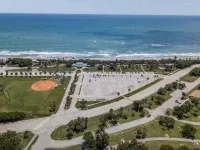 • The Coastal Haven • Walk To Beach! • REMODELED •