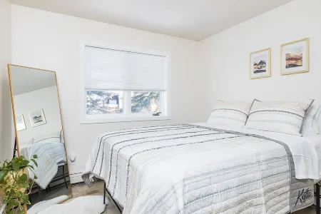 Entire 2BR 1Bath Apt “The Downtown Deneege” Отели рядом с достопримечательностью «Заказник Френдс оф Кримерс Филд эт Кримерс Филд Мигратори Уотерфоул»