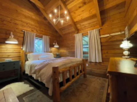 Wind Song: Charming Log Cabin In a Private Neighborhood. 10 Min From Downtown BR