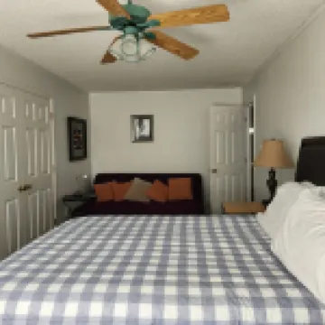 Escape to tranquility at Badin Lake